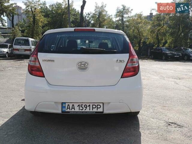 Белый Хендай i30, объемом двигателя 1.4 л и пробегом 248 тыс. км за 7000 $, фото 5 на Automoto.ua