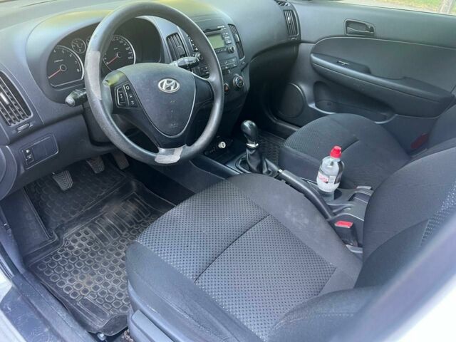 Белый Хендай i30, объемом двигателя 1.4 л и пробегом 120 тыс. км за 6200 $, фото 4 на Automoto.ua