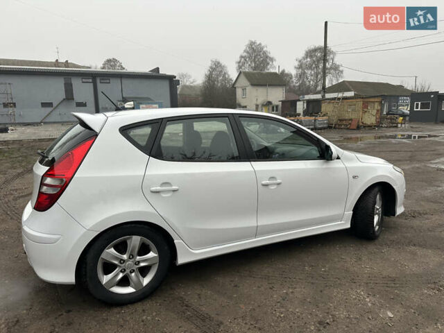Белый Хендай i30, объемом двигателя 1.58 л и пробегом 180 тыс. км за 7300 $, фото 9 на Automoto.ua