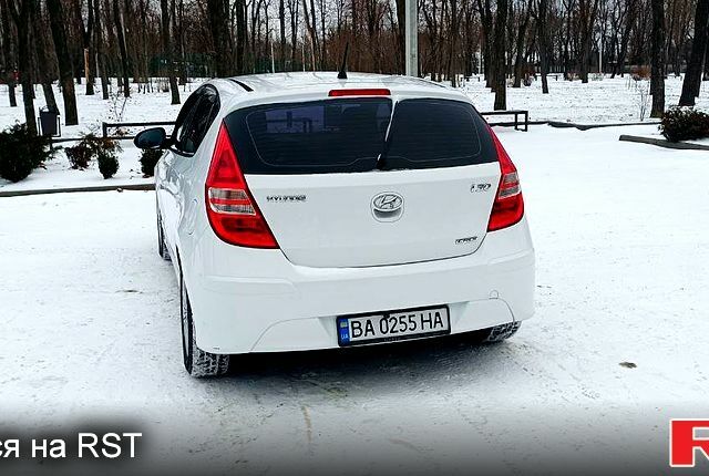 Белый Хендай i30, объемом двигателя 1.6 л и пробегом 1 тыс. км за 7800 $, фото 3 на Automoto.ua