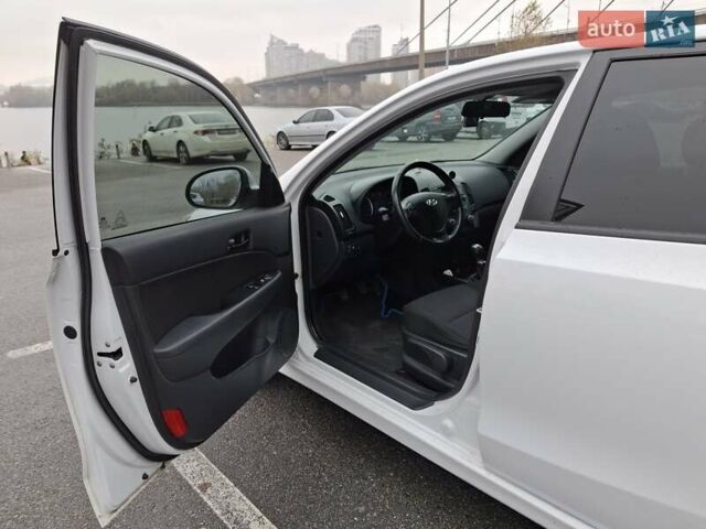 Белый Хендай i30, объемом двигателя 1.58 л и пробегом 226 тыс. км за 6500 $, фото 11 на Automoto.ua