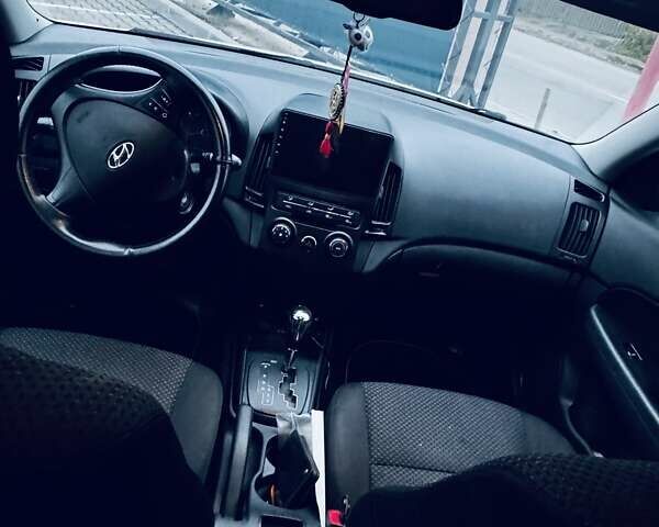 Белый Хендай i30, объемом двигателя 1.6 л и пробегом 236 тыс. км за 7300 $, фото 4 на Automoto.ua