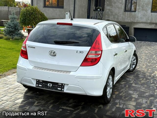 Белый Хендай i30, объемом двигателя 1.6 л и пробегом 164 тыс. км за 7500 $, фото 2 на Automoto.ua