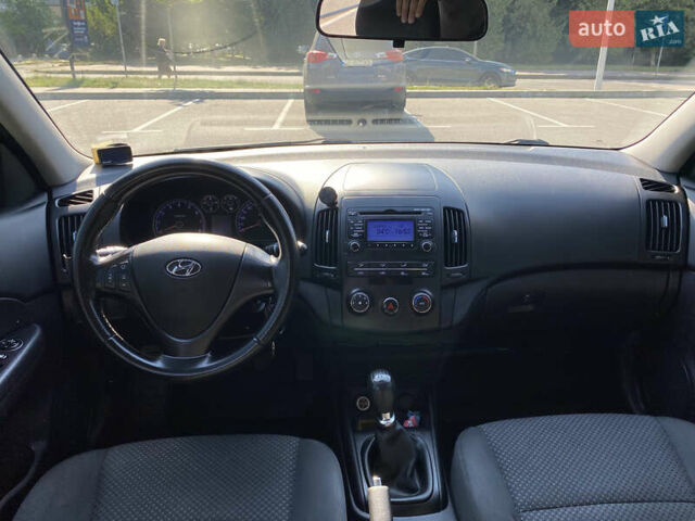 Белый Хендай i30, объемом двигателя 1.4 л и пробегом 225 тыс. км за 5599 $, фото 6 на Automoto.ua