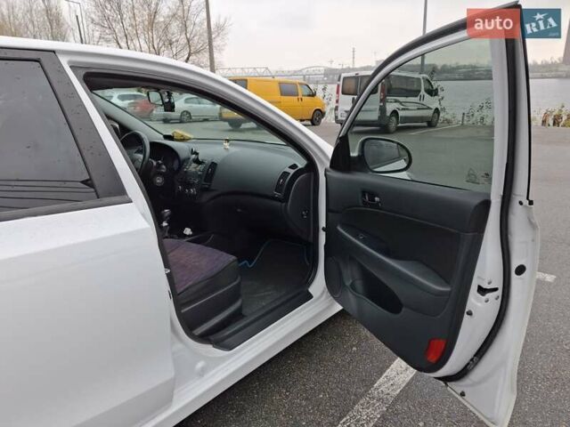 Белый Хендай i30, объемом двигателя 1.58 л и пробегом 226 тыс. км за 6500 $, фото 12 на Automoto.ua