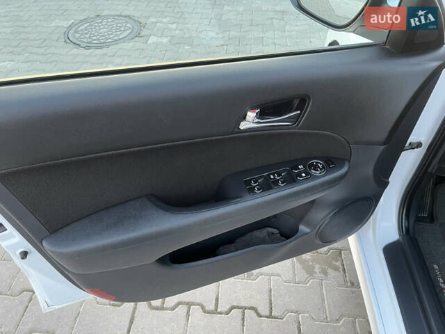 Білий Хендай i30, об'ємом двигуна 1.6 л та пробігом 205 тис. км за 6300 $, фото 9 на Automoto.ua