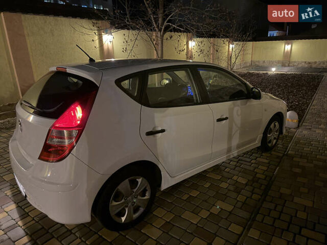 Белый Хендай i30, объемом двигателя 1.58 л и пробегом 147 тыс. км за 8700 $, фото 3 на Automoto.ua