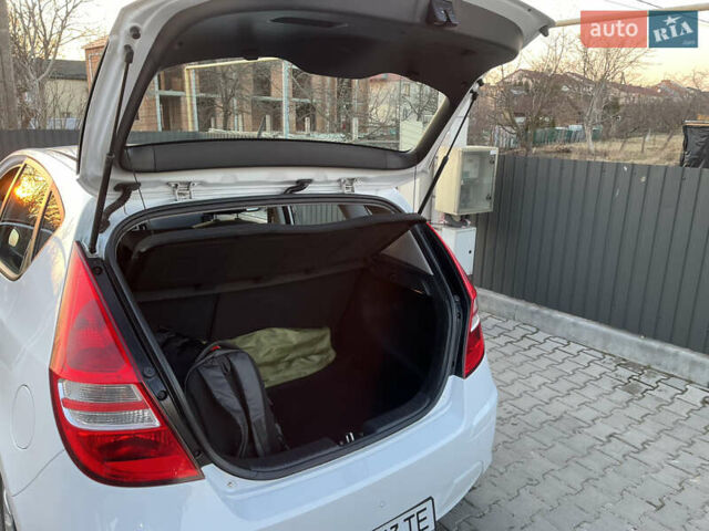 Білий Хендай i30, об'ємом двигуна 1.6 л та пробігом 205 тис. км за 6300 $, фото 16 на Automoto.ua
