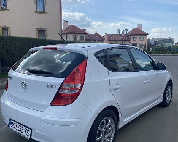 Белый Хендай i30, объемом двигателя 1.6 л и пробегом 191 тыс. км за 6800 $, фото 12 на Automoto.ua