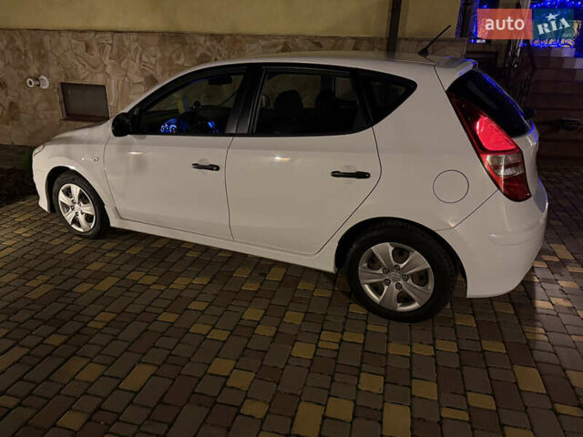 Белый Хендай i30, объемом двигателя 1.58 л и пробегом 147 тыс. км за 8700 $, фото 2 на Automoto.ua