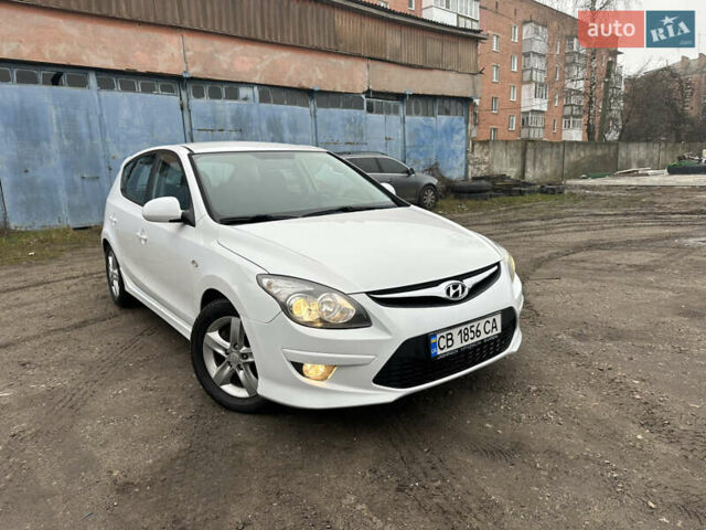 Белый Хендай i30, объемом двигателя 1.58 л и пробегом 180 тыс. км за 7300 $, фото 1 на Automoto.ua
