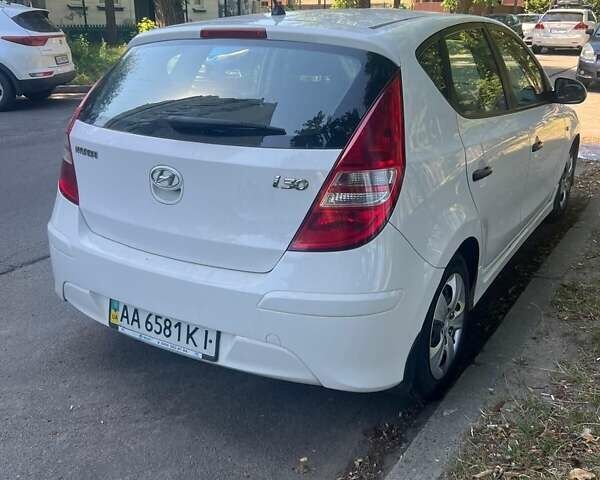 Белый Хендай i30, объемом двигателя 1.4 л и пробегом 120 тыс. км за 7200 $, фото 4 на Automoto.ua