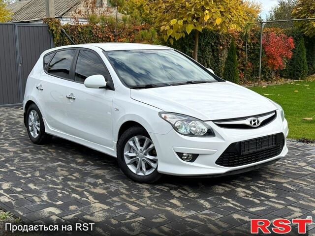 Белый Хендай i30, объемом двигателя 1.6 л и пробегом 164 тыс. км за 7500 $, фото 6 на Automoto.ua