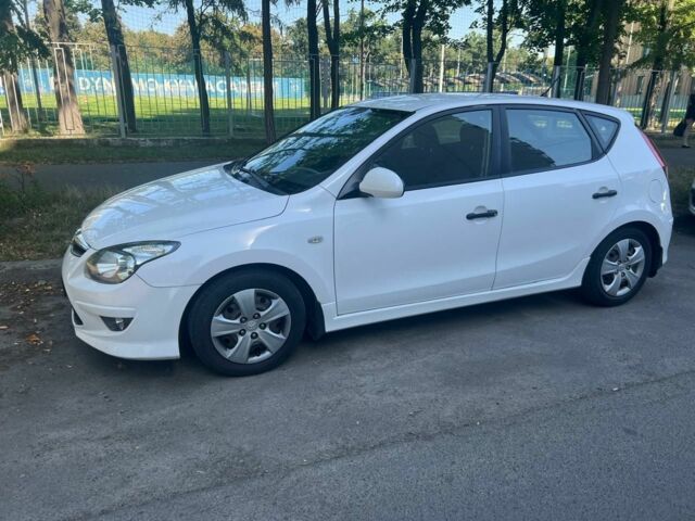Белый Хендай i30, объемом двигателя 1.4 л и пробегом 120 тыс. км за 6200 $, фото 1 на Automoto.ua