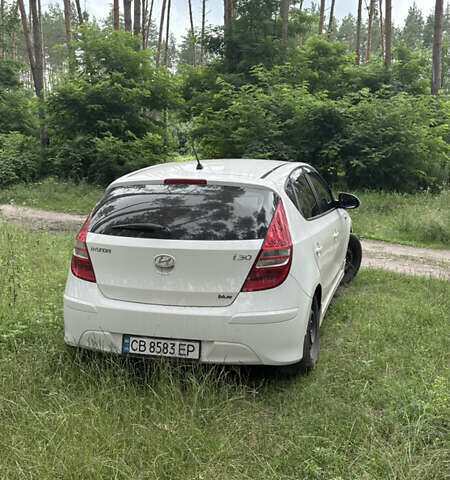 Белый Хендай i30, объемом двигателя 1.58 л и пробегом 269 тыс. км за 5800 $, фото 2 на Automoto.ua