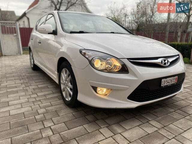 Белый Хендай i30, объемом двигателя 1.6 л и пробегом 135 тыс. км за 7190 $, фото 4 на Automoto.ua