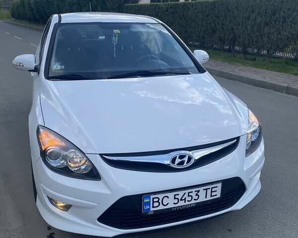 Белый Хендай i30, объемом двигателя 1.6 л и пробегом 191 тыс. км за 6800 $, фото 3 на Automoto.ua