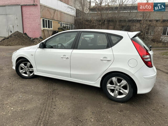Белый Хендай i30, объемом двигателя 1.58 л и пробегом 180 тыс. км за 7300 $, фото 13 на Automoto.ua