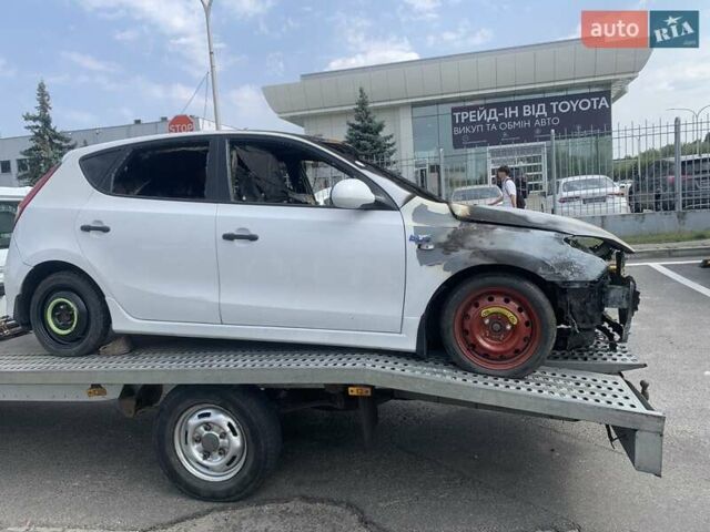 Белый Хендай i30, объемом двигателя 1.6 л и пробегом 98 тыс. км за 650 $, фото 1 на Automoto.ua