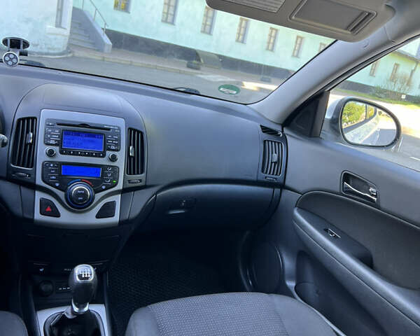 Белый Хендай i30, объемом двигателя 1.58 л и пробегом 263 тыс. км за 6500 $, фото 12 на Automoto.ua