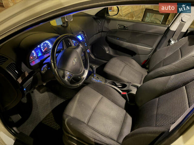 Белый Хендай i30, объемом двигателя 1.58 л и пробегом 147 тыс. км за 8700 $, фото 6 на Automoto.ua