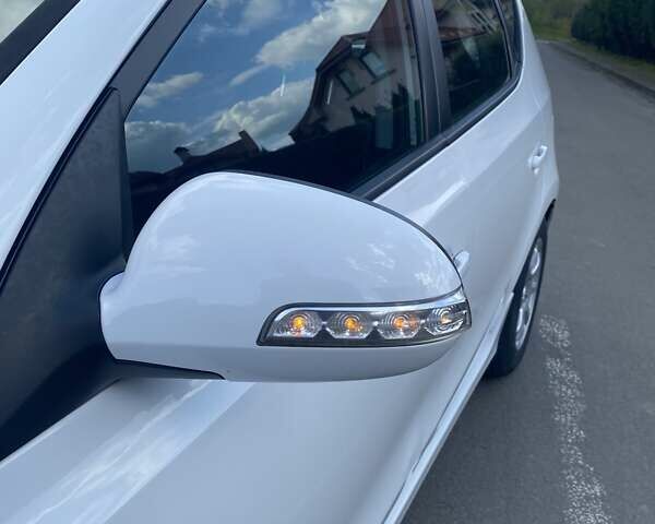 Белый Хендай i30, объемом двигателя 1.6 л и пробегом 191 тыс. км за 6800 $, фото 7 на Automoto.ua