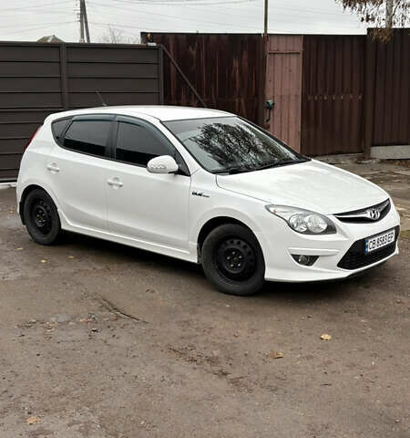Белый Хендай i30, объемом двигателя 1.58 л и пробегом 269 тыс. км за 5800 $, фото 3 на Automoto.ua