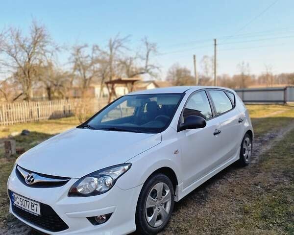 Белый Хендай i30, объемом двигателя 1.4 л и пробегом 120 тыс. км за 7805 $, фото 5 на Automoto.ua
