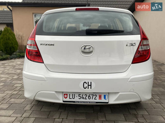 Белый Хендай i30, объемом двигателя 1.6 л и пробегом 135 тыс. км за 7190 $, фото 9 на Automoto.ua
