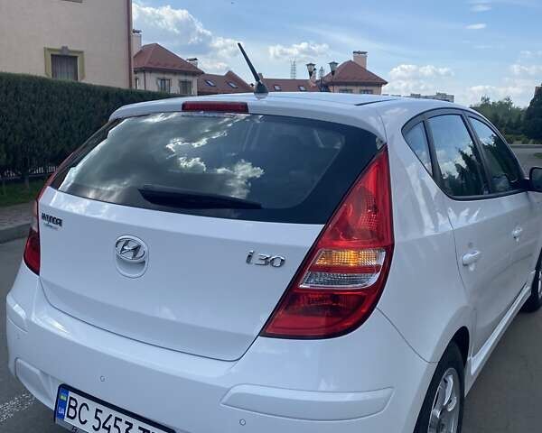 Белый Хендай i30, объемом двигателя 1.6 л и пробегом 191 тыс. км за 6800 $, фото 15 на Automoto.ua