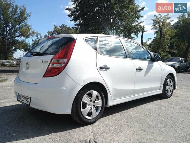 Белый Хендай i30, объемом двигателя 1.4 л и пробегом 248 тыс. км за 7000 $, фото 3 на Automoto.ua
