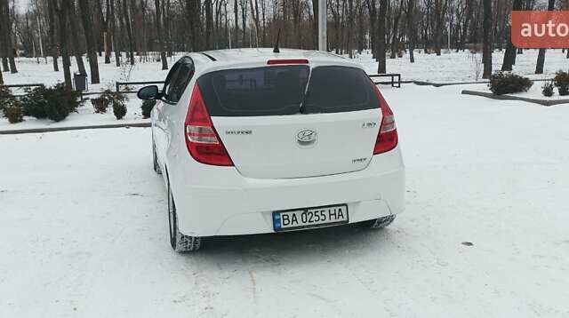 Белый Хендай i30, объемом двигателя 1.59 л и пробегом 185 тыс. км за 7600 $, фото 1 на Automoto.ua