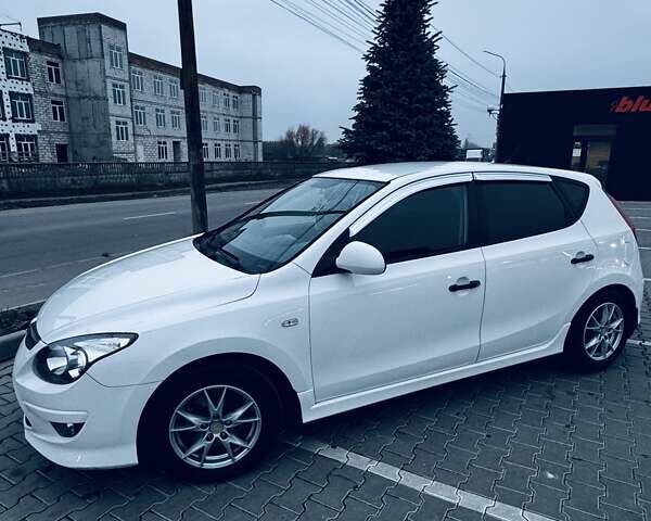 Белый Хендай i30, объемом двигателя 1.6 л и пробегом 236 тыс. км за 7300 $, фото 9 на Automoto.ua