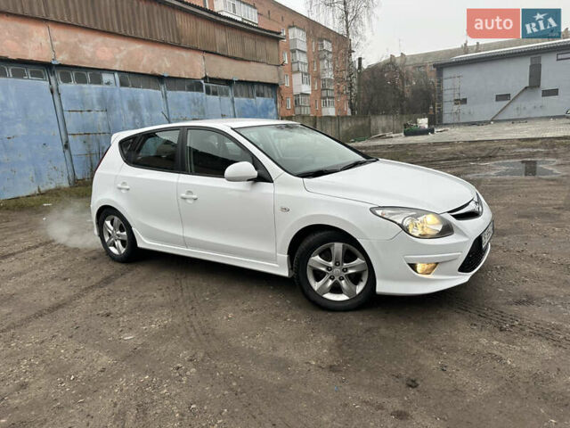 Белый Хендай i30, объемом двигателя 1.58 л и пробегом 180 тыс. км за 7300 $, фото 6 на Automoto.ua