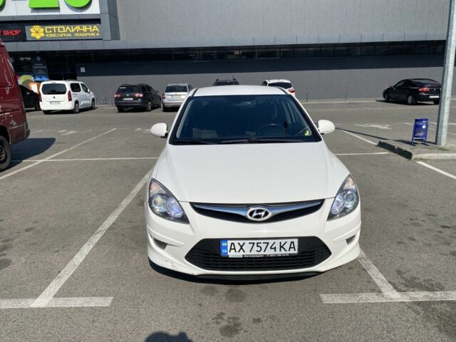 Белый Хендай i30, объемом двигателя 1.4 л и пробегом 217 тыс. км за 5599 $, фото 3 на Automoto.ua