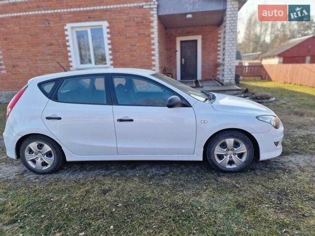 Белый Хендай i30, объемом двигателя 1.4 л и пробегом 120 тыс. км за 7805 $, фото 1 на Automoto.ua