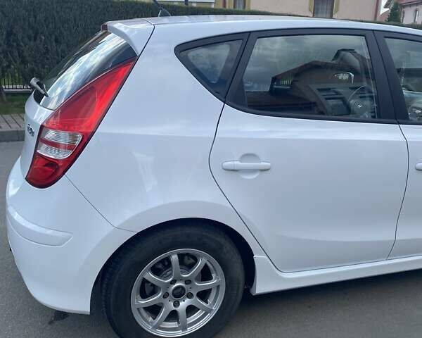 Белый Хендай i30, объемом двигателя 1.6 л и пробегом 191 тыс. км за 6800 $, фото 13 на Automoto.ua