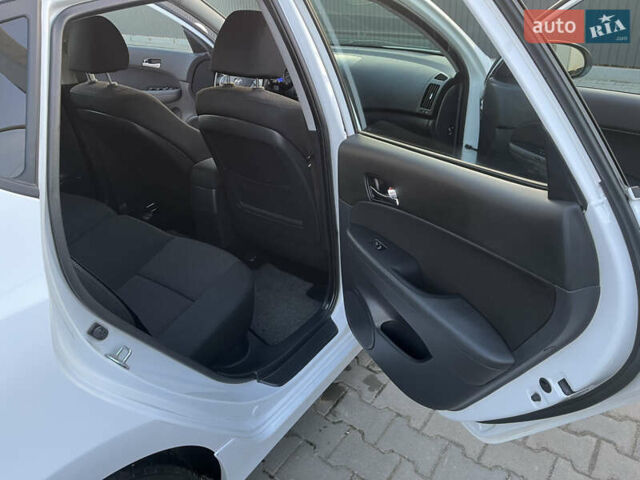 Білий Хендай i30, об'ємом двигуна 1.6 л та пробігом 205 тис. км за 6300 $, фото 15 на Automoto.ua