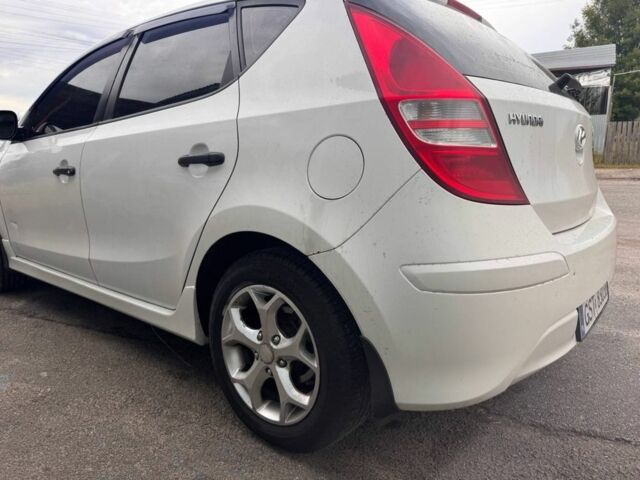 Белый Хендай i30, объемом двигателя 0 л и пробегом 269 тыс. км за 3200 $, фото 3 на Automoto.ua