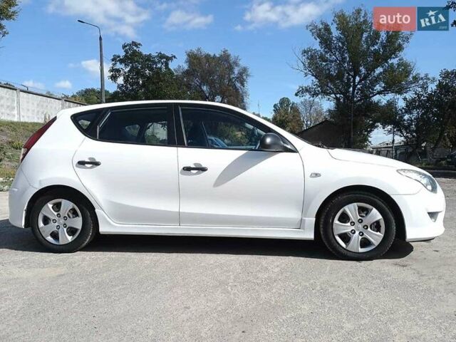Белый Хендай i30, объемом двигателя 1.4 л и пробегом 248 тыс. км за 7000 $, фото 7 на Automoto.ua