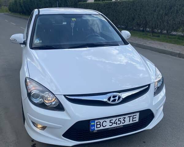 Белый Хендай i30, объемом двигателя 1.6 л и пробегом 191 тыс. км за 6800 $, фото 4 на Automoto.ua