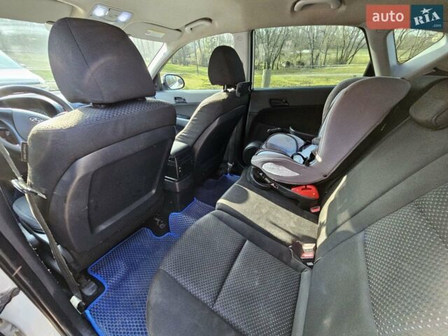Белый Хендай i30, объемом двигателя 1.4 л и пробегом 265 тыс. км за 6000 $, фото 13 на Automoto.ua