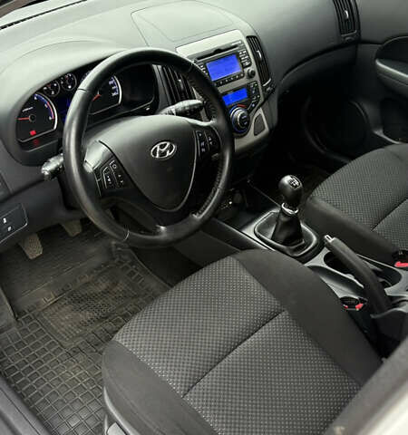 Белый Хендай i30, объемом двигателя 1.58 л и пробегом 269 тыс. км за 5800 $, фото 6 на Automoto.ua