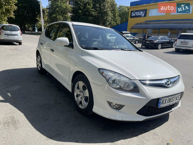 Белый Хендай i30, объемом двигателя 1.4 л и пробегом 120 тыс. км за 5500 $, фото 1 на Automoto.ua