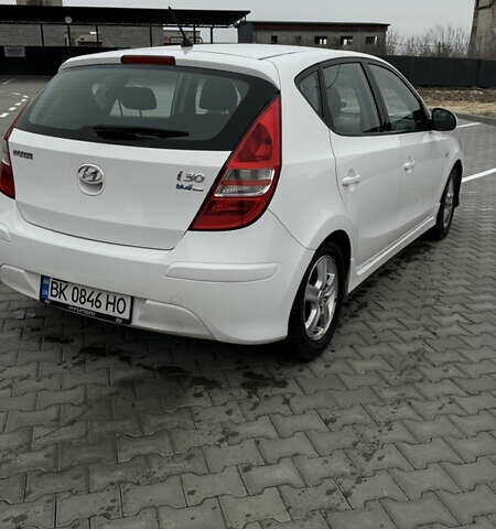 Белый Хендай i30, объемом двигателя 1.58 л и пробегом 261 тыс. км за 4900 $, фото 2 на Automoto.ua