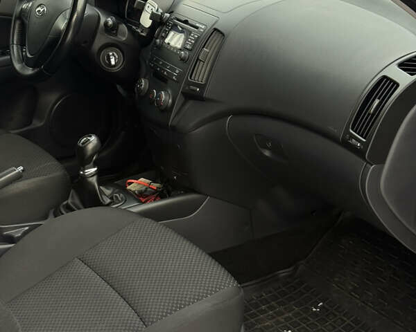 Белый Хендай i30, объемом двигателя 1.4 л и пробегом 145 тыс. км за 6300 $, фото 12 на Automoto.ua