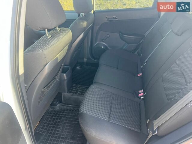 Белый Хендай i30, объемом двигателя 1.6 л и пробегом 244 тыс. км за 6200 $, фото 12 на Automoto.ua