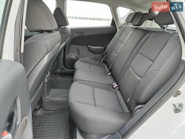 Белый Хендай i30, объемом двигателя 1.6 л и пробегом 221 тыс. км за 6300 $, фото 41 на Automoto.ua