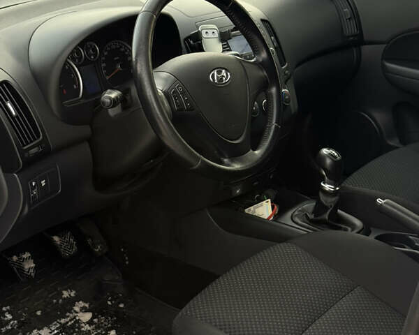 Белый Хендай i30, объемом двигателя 1.4 л и пробегом 145 тыс. км за 6300 $, фото 10 на Automoto.ua