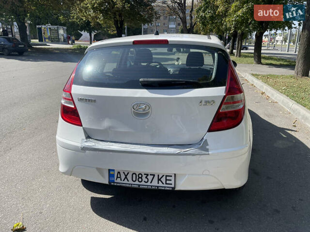 Белый Хендай i30, объемом двигателя 1.4 л и пробегом 120 тыс. км за 5500 $, фото 4 на Automoto.ua